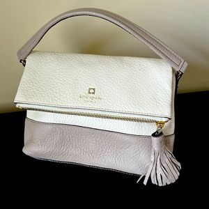 KATE SPADE White and Grey Pebbled Leather Foldover Bag with Tassel